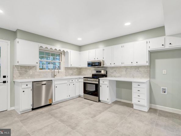 104 W Amhurst Pl, Sterling VA 20164