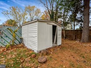 104 W Amhurst Pl, Sterling VA 20164