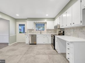 104 W Amhurst Pl, Sterling VA 20164