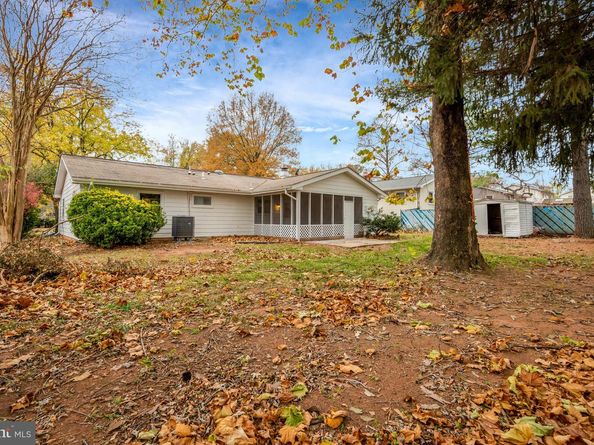 104 W Amhurst Pl, Sterling VA 20164