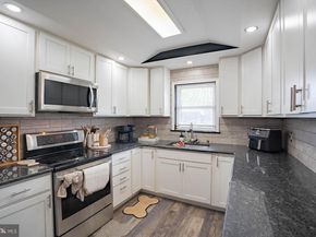 42 Hollyhock Lane, Levittown PA 19055