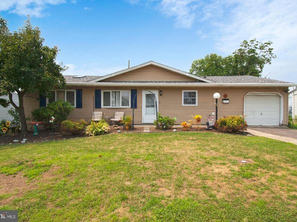 56 Gridiron Road, Levittown PA 19057