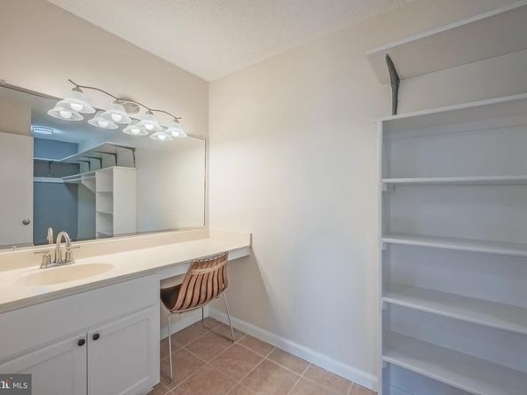 2500 N Van Dorn Street 912, Alexandria VA 22302