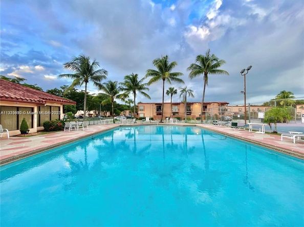 7230 Fairway Dr F8, Miami Lakes FL 33014