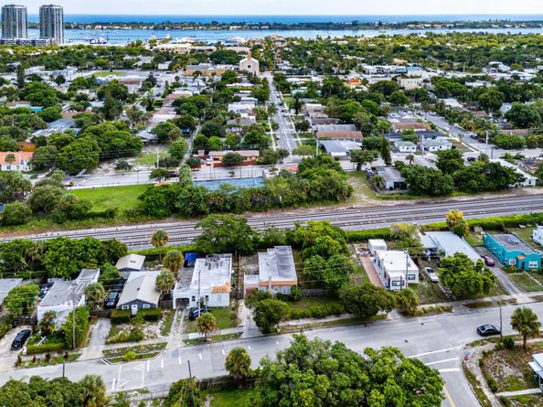 3906 Greenwood Avenue, West Palm Beach FL 33407