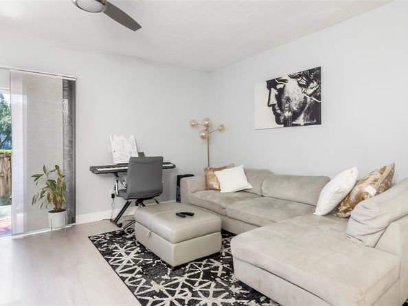 964 NW 100th Ave, Pembroke Pines FL 33024