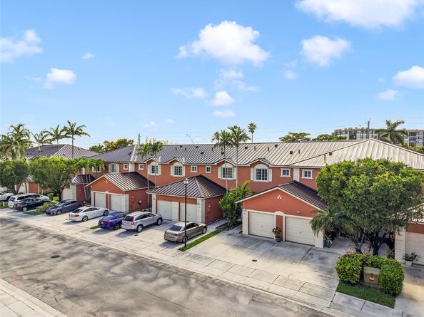 964 NW 100th Ave, Pembroke Pines FL 33024