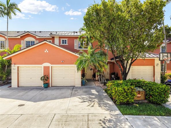 964 NW 100th Ave, Pembroke Pines FL 33024