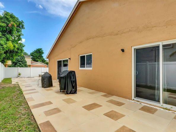 9581 Boulder St, Miramar FL 33025