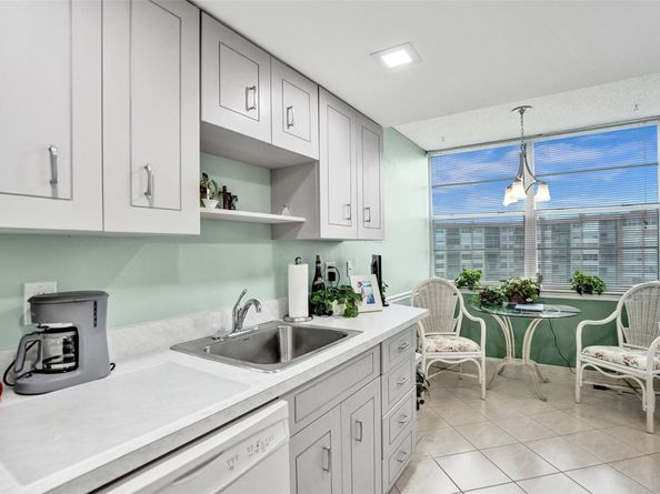 1100 Saint Charles Pl 612, Pembroke Pines FL 33026