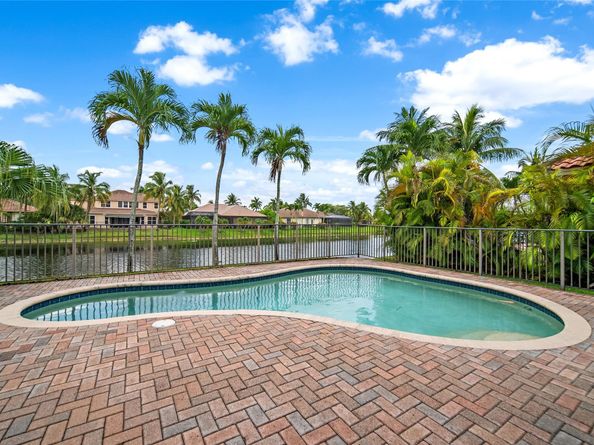 7098 NW 111th Ter, Parkland FL 33076