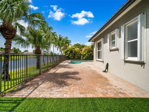 7098 NW 111th Ter, Parkland FL 33076