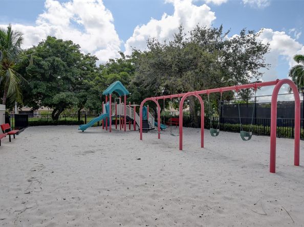 7098 NW 111th Ter, Parkland FL 33076