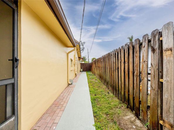 1680 NW 43rd St, Oakland Park FL 33309