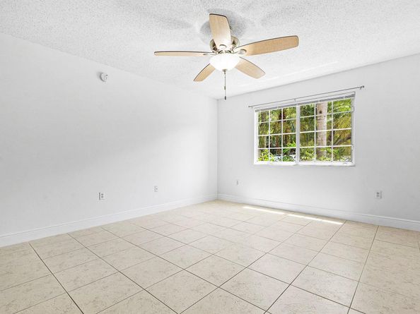 5051 Wiles Road 107, Coconut Creek FL 33073