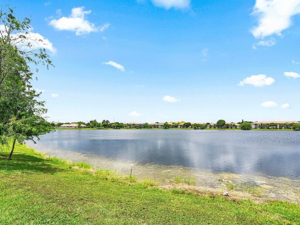 5051 Wiles Road 107, Coconut Creek FL 33073