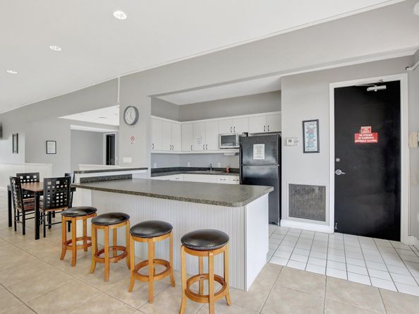 3300 W Rolling Hills Circle 705, Davie FL 33328