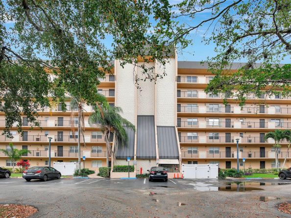 3300 W Rolling Hills Circle 705, Davie FL 33328