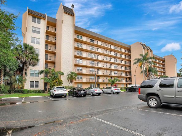 3300 W Rolling Hills Circle 705, Davie FL 33328