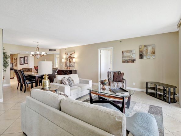 3300 W Rolling Hills Circle 705, Davie FL 33328