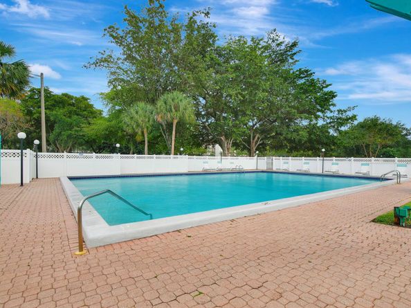 3300 W Rolling Hills Circle 705, Davie FL 33328