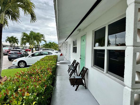 728 Ridge Road 35, Lantana FL 33462