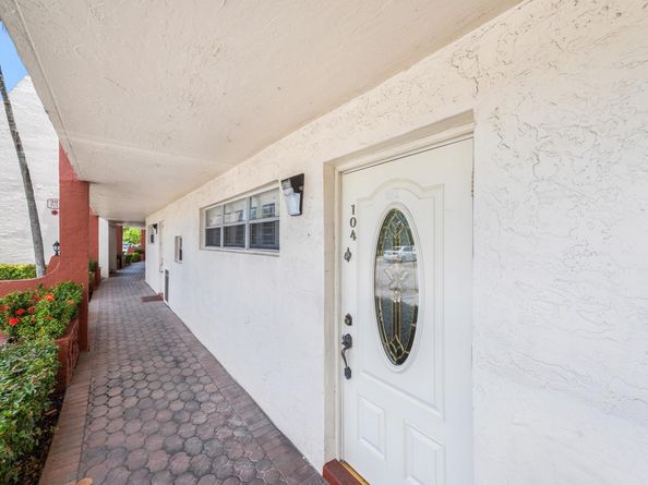 311 S Hollybrook Dr 104, Pembroke Pines FL 33025
