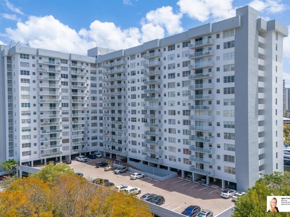 137 Golden Isles Drive 806, Hallandale Beach FL 33009