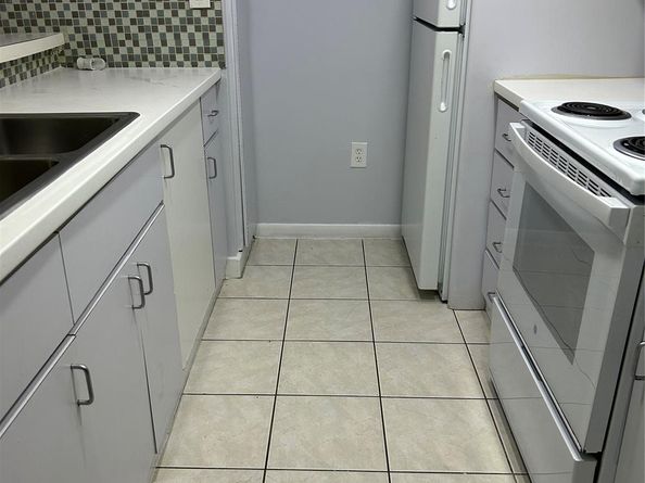 7035 NW 186th St D111, Hialeah FL 33015