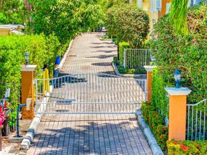 913 NE 17th Way *, Fort Lauderdale FL 33304