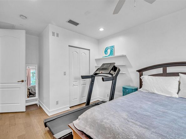 913 NE 17th Way *, Fort Lauderdale FL 33304