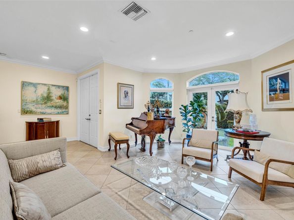 913 NE 17th Way *, Fort Lauderdale FL 33304