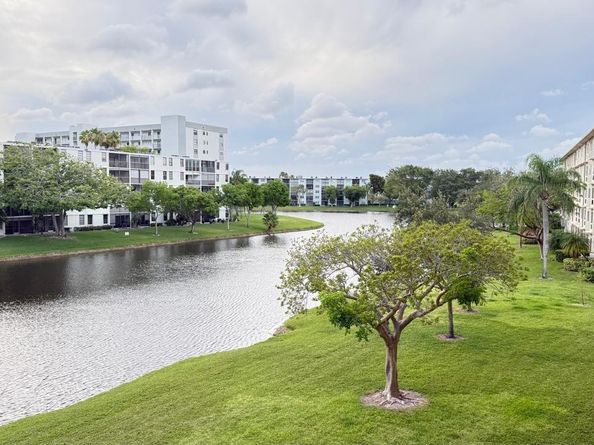2108 S Cypress Bend Dr 306, Pompano Beach FL 33069
