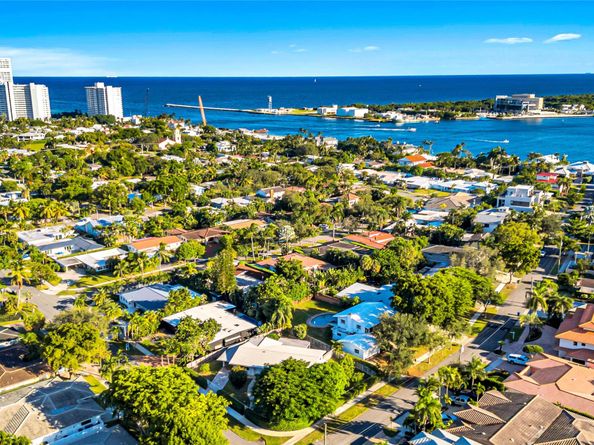 2100 Manatee Dr, Fort Lauderdale FL 33316