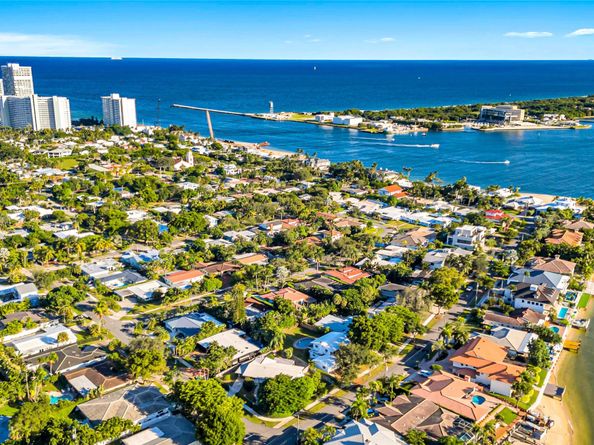 2100 Manatee Dr, Fort Lauderdale FL 33316