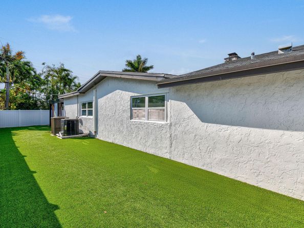 912 SE 15th Court, Deerfield Beach FL 33441