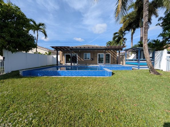 4572 SW 14th St, Deerfield Beach FL 33442