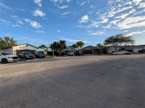 4572 SW 14th St, Deerfield Beach FL 33442