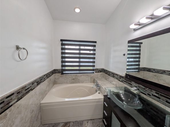 4572 SW 14th St, Deerfield Beach FL 33442