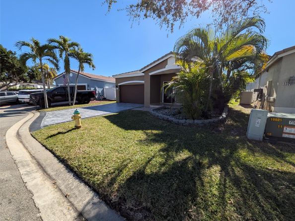 4572 SW 14th St, Deerfield Beach FL 33442