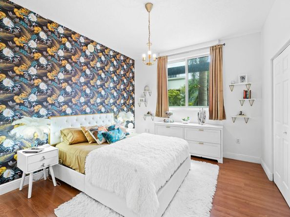 275 NE 18 St 202, Miami FL 33132