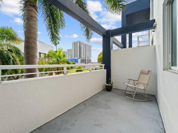 275 NE 18 St 202, Miami FL 33132