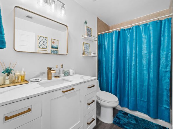 275 NE 18 St 202, Miami FL 33132