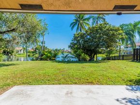 5720 W Waterford Dr, Davie FL 33331