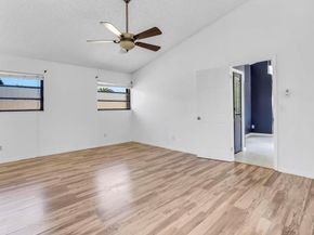 5720 W Waterford Dr, Davie FL 33331