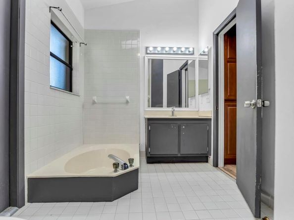 5720 W Waterford Dr, Davie FL 33331