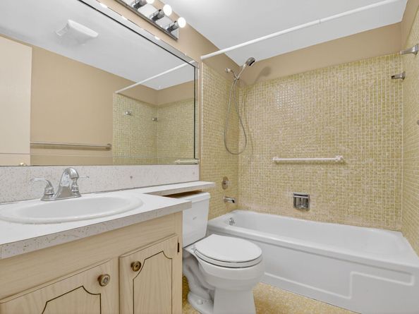 265 Windsor L, West Palm Beach FL 33417