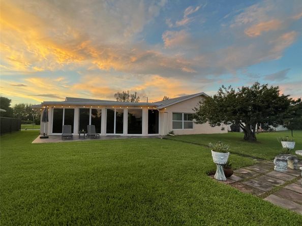9208 NW 80th St, Tamarac FL 33321