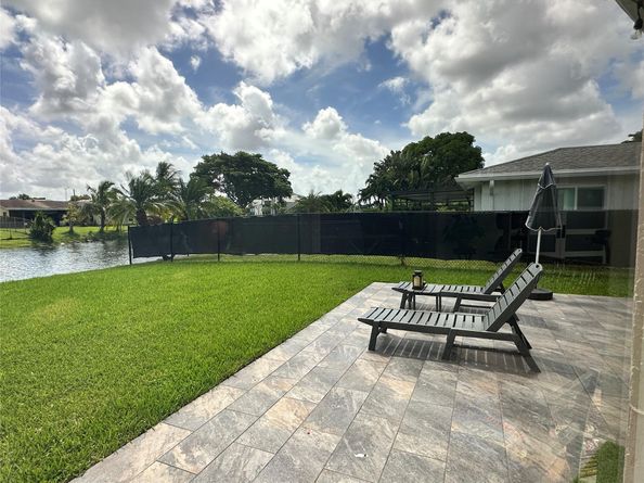 9208 NW 80th St, Tamarac FL 33321