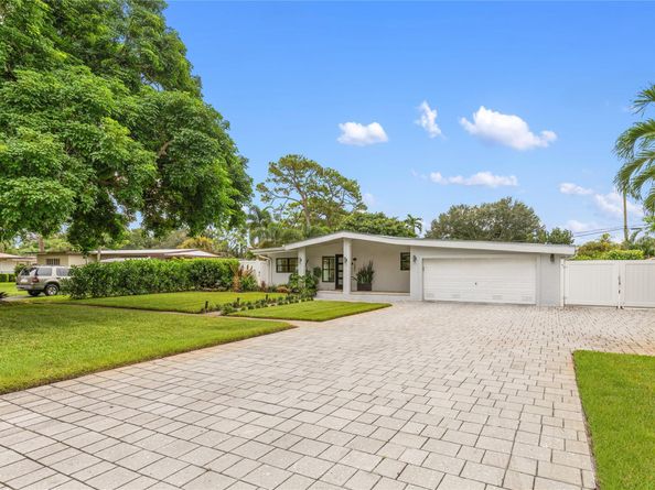 1080 E Country Club Cir, Plantation FL 33317